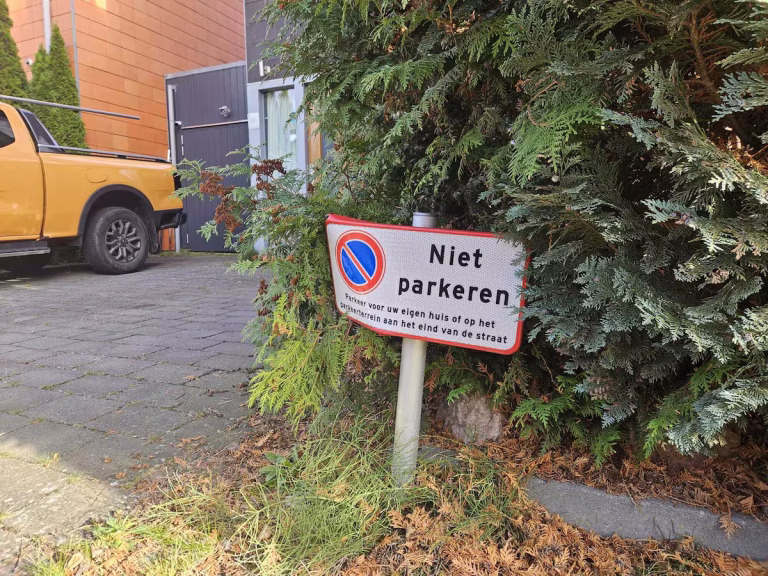 over-dit-bordje-voeren-de-buren-hun-inmiddels-zesde-rechtszaak